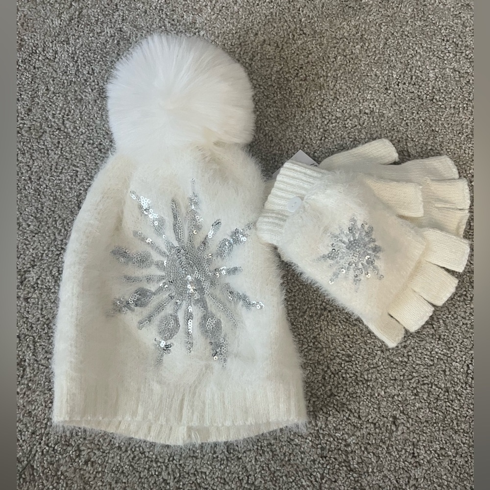 NWT ONE SIZE SNOWFLAKE HAT AND GLOVES
